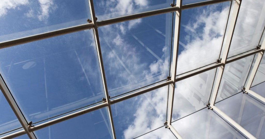 Quando Substituir Vidros Antigos em Petrópolis: Confira 4 Dicas cobertura de vidro em Petrópolis